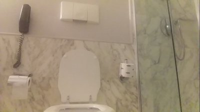 Σε μια μπανιέρα με μια κοκκινομάλλα
