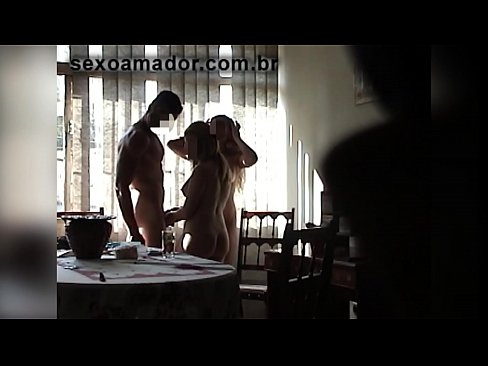 ❤️ Οι φίλοι του σεξ προσκαλούν έναν γιγαντιαίο άνδρα και ένα τρίο μαζί του ❌ Γαμημένο βίντεο ❤